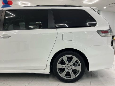Used 2019 Toyota Sienna SE Premium w/ Carpet Mat Package image 9