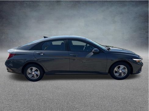 Used 2024 Hyundai Elantra SE FWD image 13
