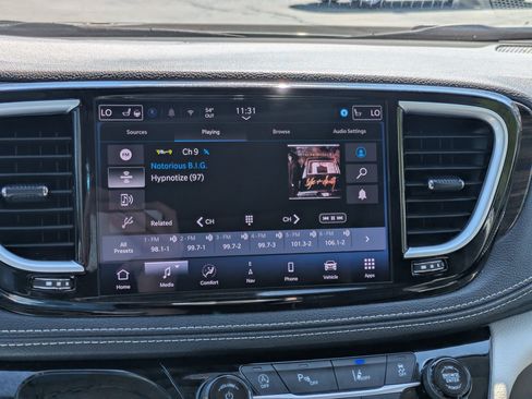 Used 2024 Chrysler Pacifica Limited FWD image 25