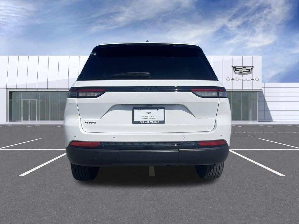 Used 2024 Jeep Grand Cherokee Altitude AWD/4WD image 7