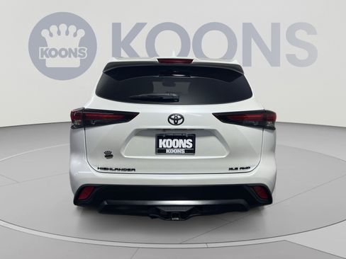 Used 2024 Toyota Highlander XLE AWD/4WD image 5