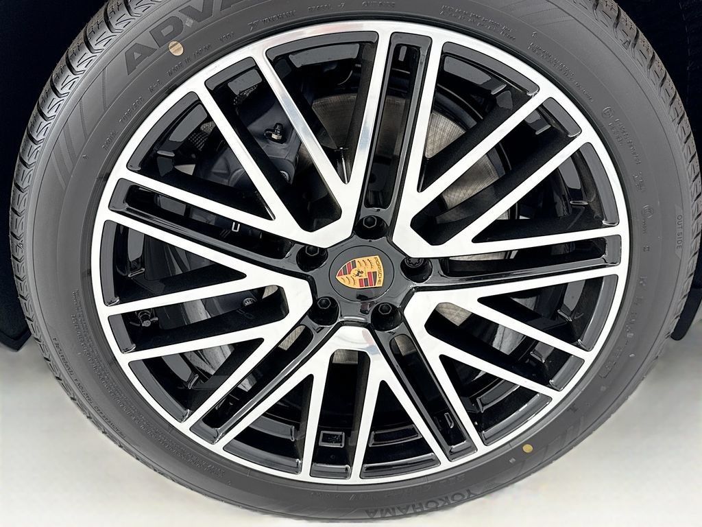 Used 2026 Porsche Cayenne AWD/4WD image 32