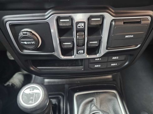 Used 2019 Jeep Wrangler Unlimited Sport S AWD/4WD image 17