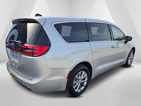 New 2026 Chrysler Pacifica Select AWD/4WD image 7
