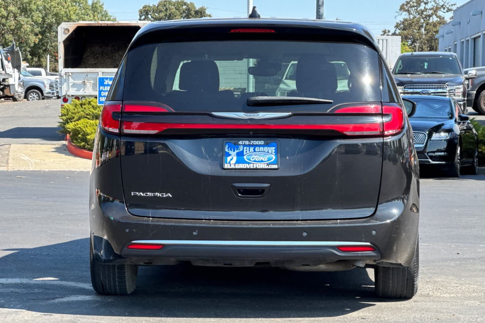Used 2023 Chrysler Pacifica Touring-L FWD image 7