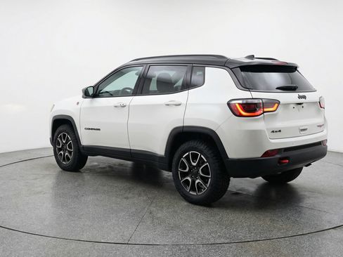 Used 2025 Jeep Compass Trailhawk AWD/4WD image 6