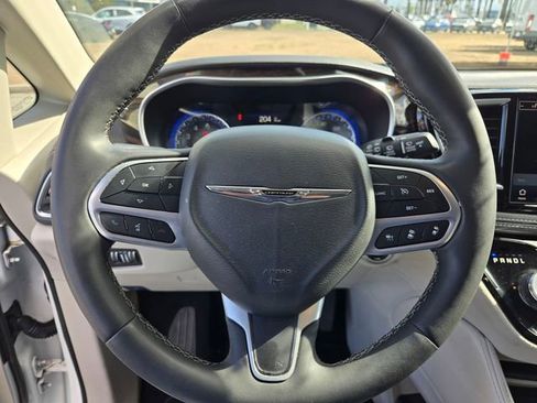 Used 2023 Chrysler Pacifica Touring-L image 24