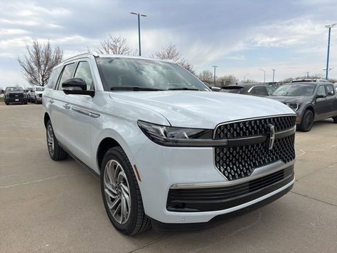 New 2026 Lincoln Navigator Reserve AWD/4WD image 2