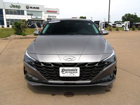 Used 2023 Hyundai Elantra Limited w/ Preferred Accessory Package FWD image 2