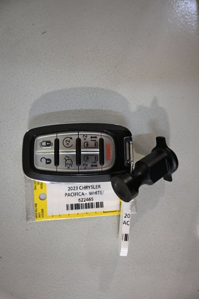 Used 2023 Chrysler Pacifica Touring-L FWD image 9