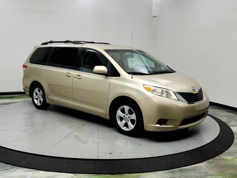 Used 2013 Toyota Sienna LE w/ Towing Pkg FWD image 3