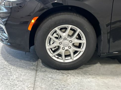 New 2026 Chrysler Pacifica Select image 11