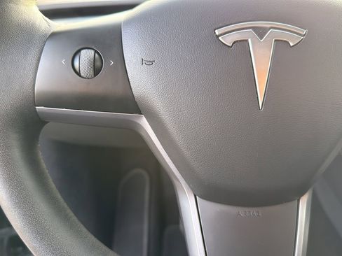 Used 2022 Tesla Model Y Long Range AWD/4WD image 16