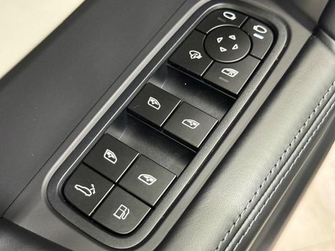 Certified 2025 Porsche Cayenne Turbo AWD/4WD image 25