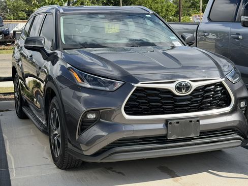 Used 2021 Toyota Highlander XLE FWD image 3