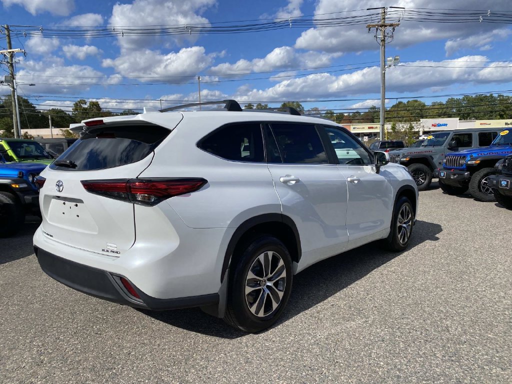 Used 2023 Toyota Highlander XLE AWD/4WD image 3