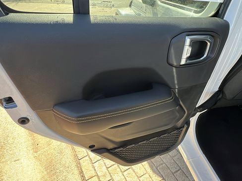 Used 2025 Jeep Wrangler Sahara image 22