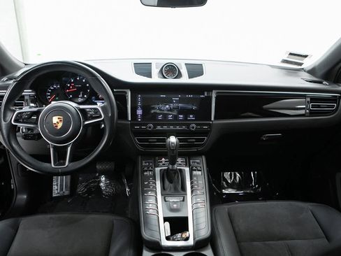 Certified 2021 Porsche Macan image 13