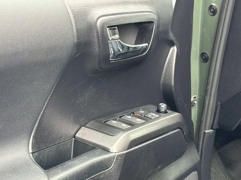 Used 2021 Toyota Tacoma TRD Off-Road image 12