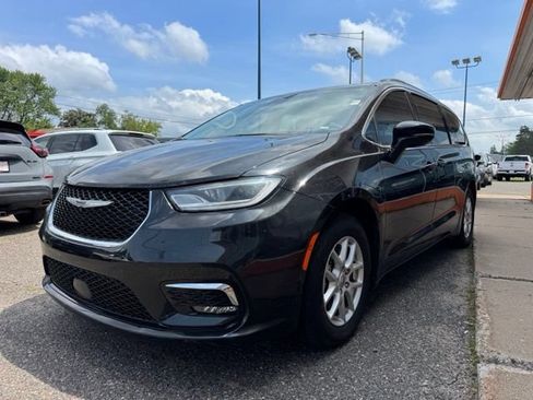 Used 2022 Chrysler Pacifica Touring-L FWD image 3