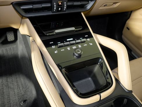 Certified 2024 Porsche Cayenne Coupe AWD/4WD image 34