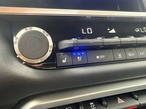 Used 2025 Toyota Tundra Platinum AWD/4WD image 14