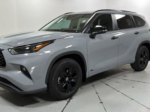 Certified 2024 Toyota Highlander XLE image 1