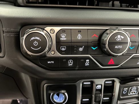 Used 2025 Jeep Wrangler Unlimited Sahara AWD/4WD image 50