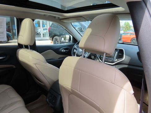 Used 2015 Jeep Cherokee Limited w/ Luxury Group image 28