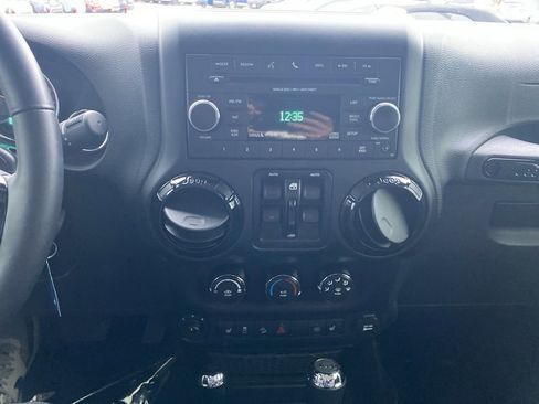 Used 2015 Jeep Wrangler Unlimited Sahara image 13