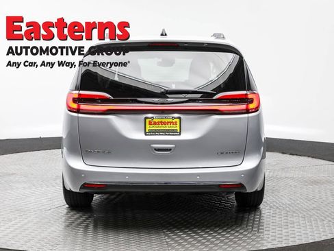 Used 2023 Chrysler Pacifica Limited image 6