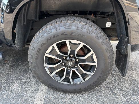 Used 2020 Toyota Tacoma TRD Sport w/ TRD Premium Sport Package AWD/4WD image 8