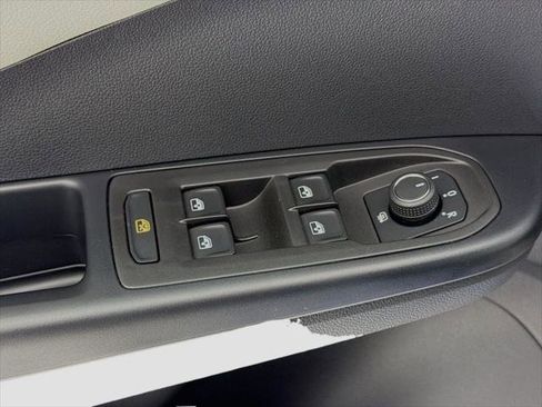 Used 2025 Volkswagen Taos SEL AWD/4WD image 19