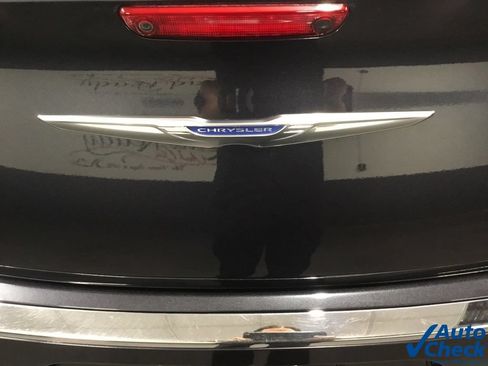 Used 2017 Chrysler 300 C AWD/4WD image 13