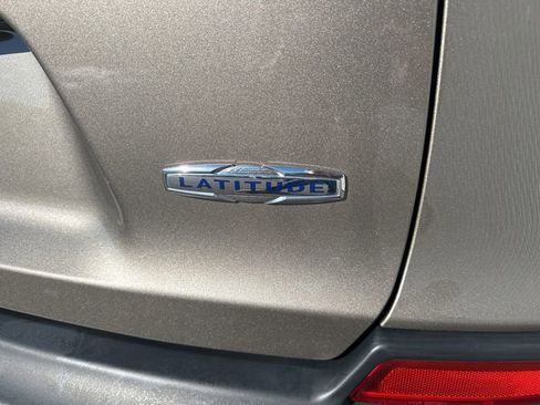 Used 2019 Jeep Cherokee Latitude w/ Cold Weather Group image 7