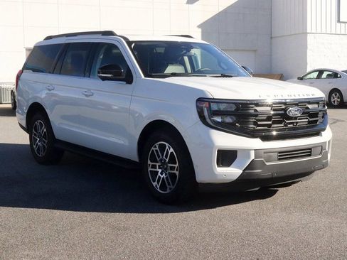 Used 2025 Ford Expedition Active image 3