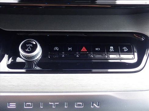 Used 2025 Ford Expedition Platinum image 18