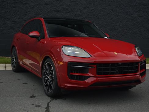 Certified 2025 Porsche Cayenne GTS AWD/4WD image 9