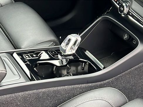 Used 2024 Volvo XC40 B5 Plus w/ Climate Package image 12