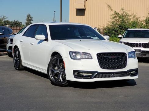 Used 2023 Chrysler 300 S w/ Comfort Group RWD image 2