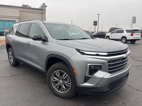 Used 2024 Chevrolet Traverse LT image 7