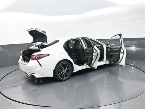 Used 2022 Toyota Camry SE image 39