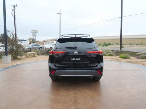 Used 2021 Toyota Highlander Limited image 3