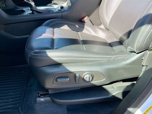 Used 2023 Chevrolet Traverse RS FWD image 20