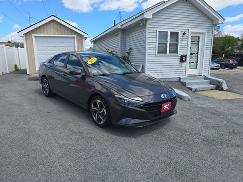 Used 2023 Hyundai Elantra SEL w/ Convenience Package FWD image 2