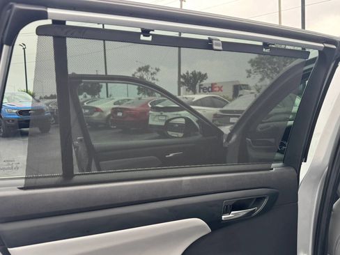 Used 2021 Toyota Highlander XLE AWD/4WD image 30
