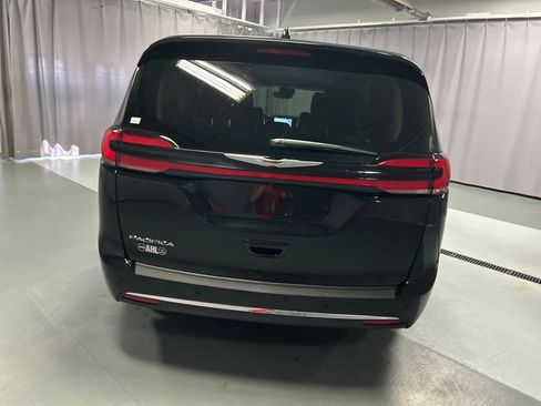Used 2024 Chrysler Pacifica Touring-L w/ Uconnect Theater Family Group FWD image 6