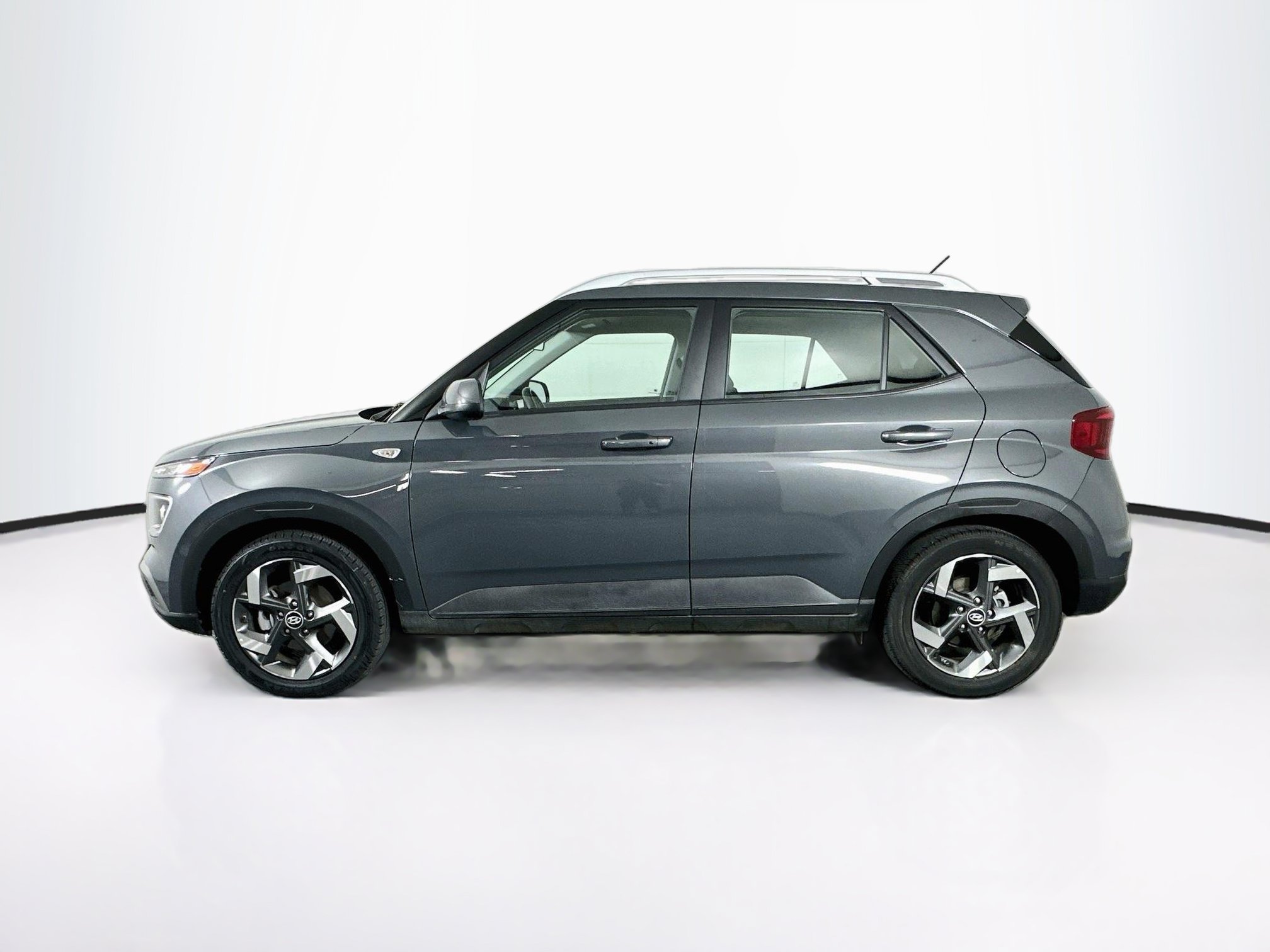 Used 2025 Hyundai Venue SEL FWD image 4