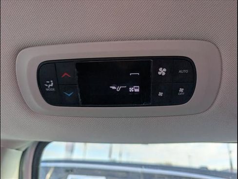 Used 2024 Chrysler Pacifica Touring-L image 18