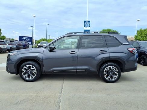 Used 2025 Subaru Forester Premium AWD/4WD image 11